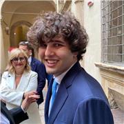 Laureato in giurisprudenza disponibile per aiuto tesi in diritto amministrativo o legate all’amministrazione pubblica, disponibile anche per prepararzioni esame